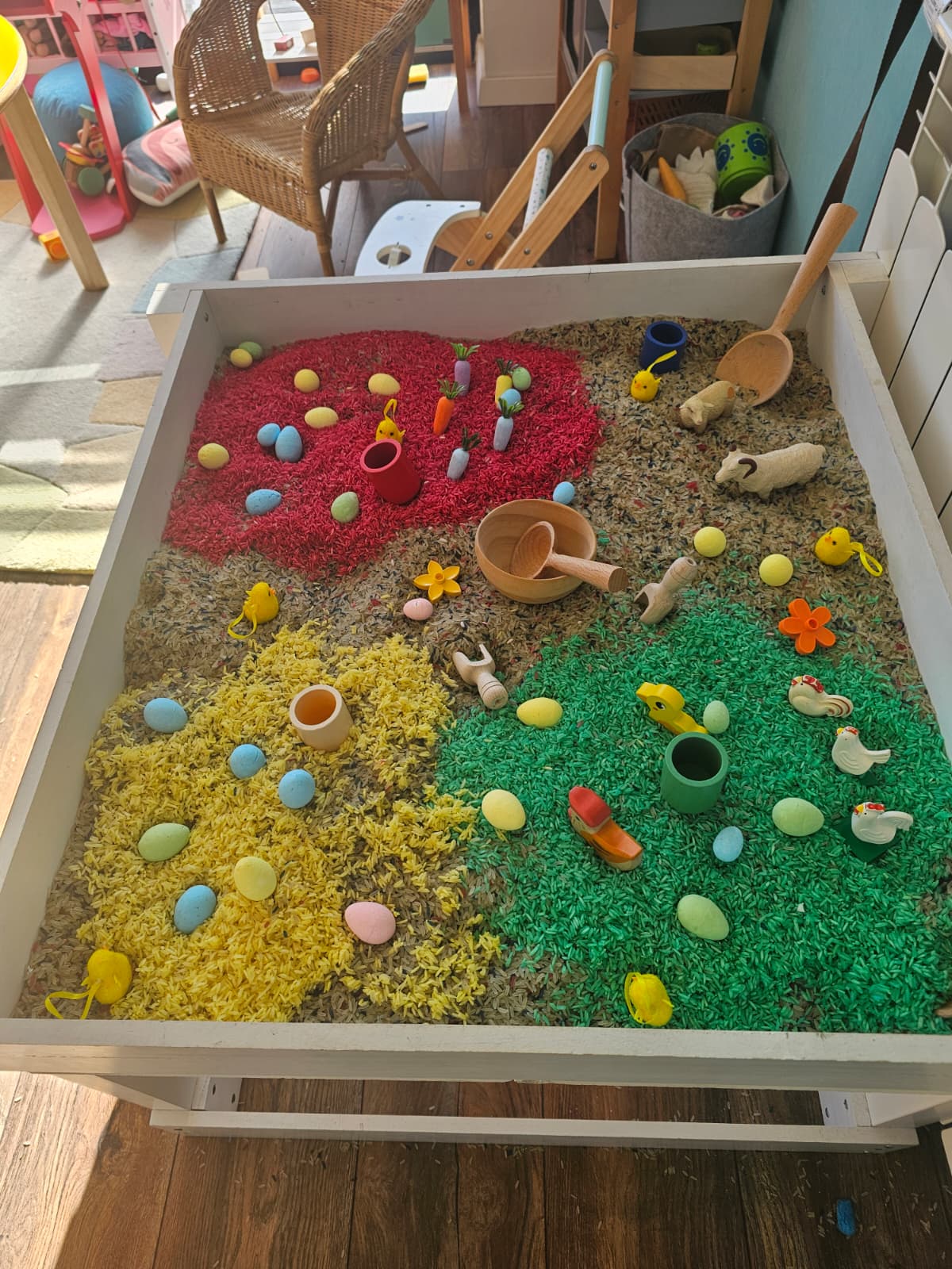 Sensorik-Tablett mit bunten Farben zum Entdecken